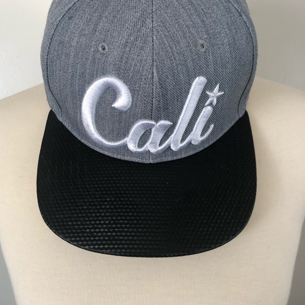NWOT | Cali Flat Brim Snap Back Cap